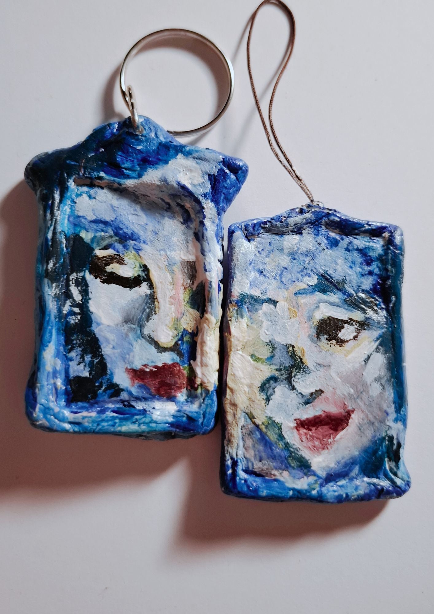 rankų darbo molio pakabukas su tapytu veidu