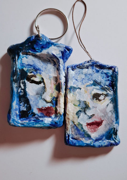 rankų darbo molio pakabukas su tapytu veidu